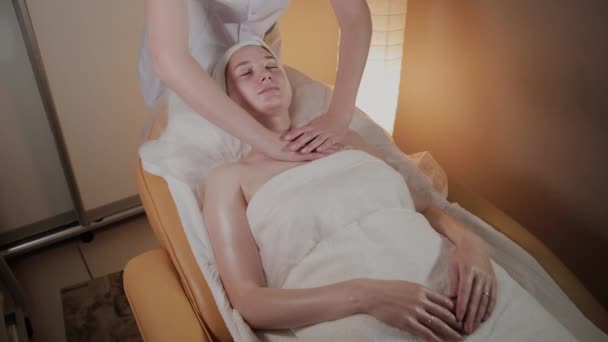 Profesionální beautik dělá složitou masáž mladé dívce v kanceláři kosmetologie. — Stock video