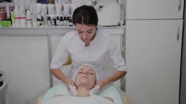 Bir kadın güzellik salonunda özel mendiller ile temizlenir.