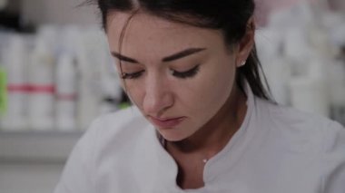 Güzellik salonunda yüz masajı yapan güzel kadın.