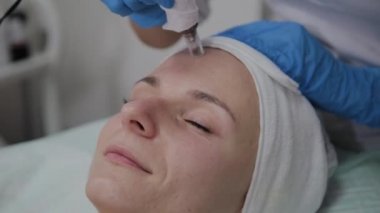 Profesyonel kozmetoloji uzmanı Dermapen prosedürünü kozmetoloji kliniğinde gerçekleştirir.