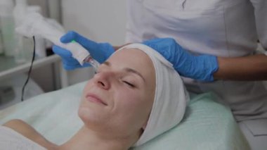 Profesyonel kozmetoloji uzmanı Dermapen prosedürünü kozmetoloji kliniğinde gerçekleştirir.