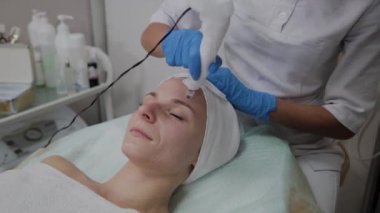 Profesyonel kozmetoloji uzmanı Dermapen prosedürünü kozmetoloji kliniğinde gerçekleştirir.