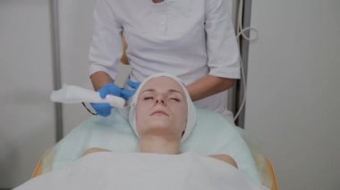 Profesyonel kozmetoloji uzmanı Dermapen prosedürünü kozmetoloji kliniğinde gerçekleştirir.
