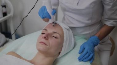 Profesyonel kozmetoloji uzmanı Dermapen prosedürünü kozmetoloji kliniğinde gerçekleştirir.