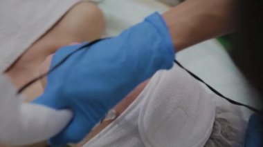 Profesyonel kozmetoloji uzmanı Dermapen prosedürünü kozmetoloji kliniğinde gerçekleştirir.