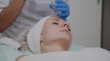 Profesyonel kozmetoloji uzmanı Dermapen prosedürünü kozmetoloji kliniğinde gerçekleştirir.