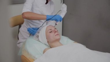 Profesyonel kozmetoloji uzmanı Dermapen prosedürünü kozmetoloji kliniğinde gerçekleştirir.