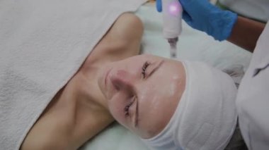 Profesyonel kozmetoloji uzmanı Dermapen prosedürünü kozmetoloji kliniğinde gerçekleştirir.