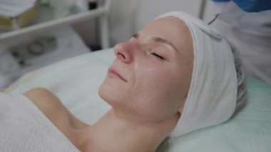 Profesyonel kozmetoloji uzmanı Dermapen prosedürünü kozmetoloji kliniğinde gerçekleştirir.