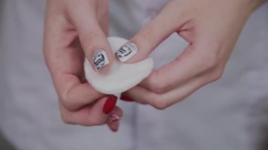 Bir pamuk yastık elinde güzellik yoğuruyor.