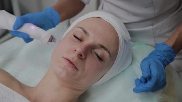 Professionele cosmetoloog voert Dermapen procedure in een cosmetologie kliniek. — Stockvideo