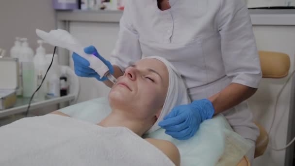 Профессиональный косметолог проводит процедуру DermaPen в косметологической клинике . — стоковое видео