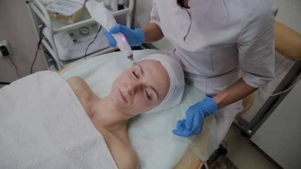 Cosmetologista profissional realiza procedimento DermaPen em uma clínica de cosmetologia . — Vídeo de Stock