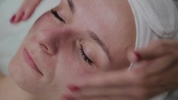 Professionelle Kosmetikerin bei Gesichtsmassage im Schönheitssalon. — Stockvideo