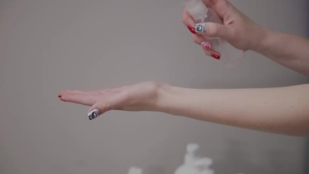 Beautician işlem den önce elleri antiseptik dezenfekte eder. — Stok video