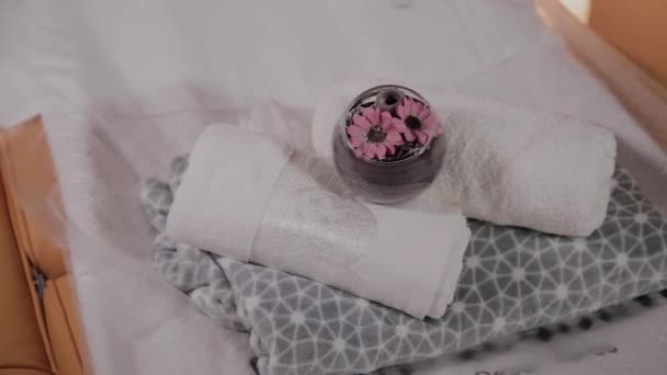 Salons pour massage thaï avec serviettes, oreillers et fleurs en chambre vide . — Video