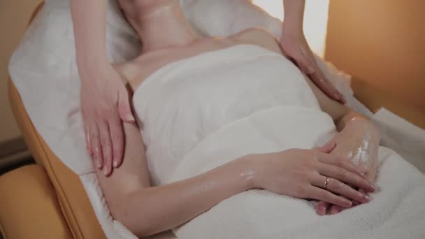 Professionell kosmetolog gör en komplex massage till en ung flicka i kosmetika kontoret. — Stockvideo