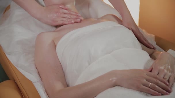 Esteticista profesional hace un masaje complejo a una joven en la oficina de cosmetología . — Vídeos de Stock