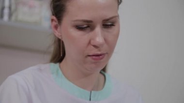 Kız güzellik yüz iş başında.