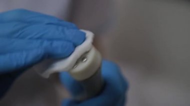 Profesyonel bir kozmetoloji stetik bir antiseptik ile kozmetoloji kabine mikroakımlar için cihaz davranır.
