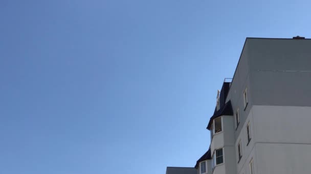 Belle timelapse de la maison sur un fond de nuages . — Video