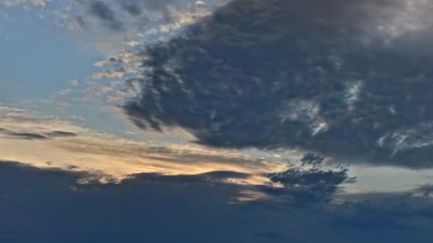 Beau laps de temps de nuages couverts coucher de soleil . — Video