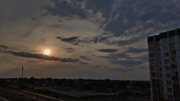 Vackra Timelapse av huset på en bakgrund av moln. — Stockvideo