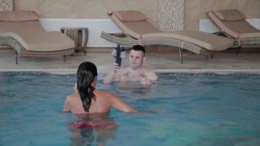 Erkek ve kadın havuzda yüzmek.