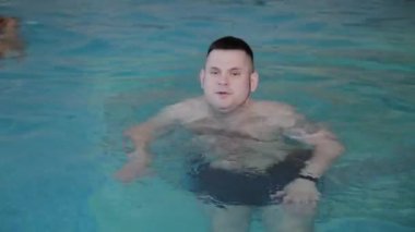 Erkek ve kadın havuzda yüzmek.