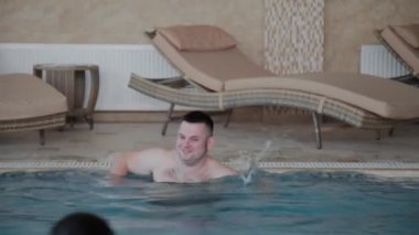 Erkek ve kadın havuzda yüzmek.