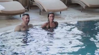 Erkek ve kadın havuzda yüzmek.