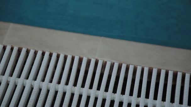 Borde blanco de la piscina cubierta . — Vídeo de stock