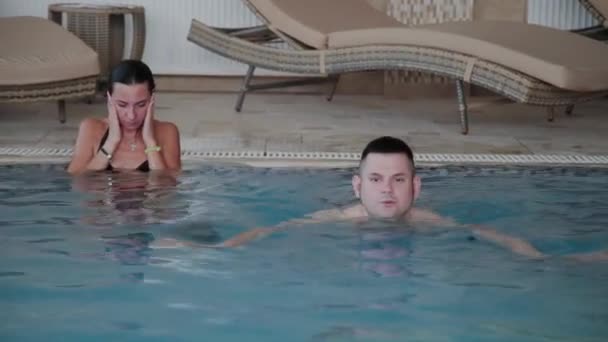 Hombre y mujer nadan en la piscina . — Vídeos de Stock