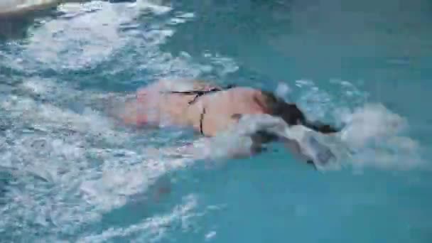 Güzel kadın havuzda yüzüyor.. — Stok video