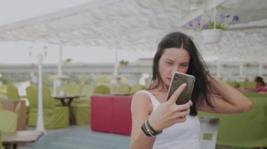 Restoranın verandada selfie çeken güzel kadın.