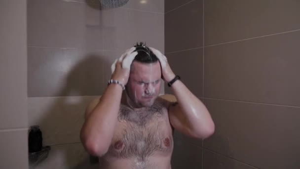 Joyeux homme drôle se lave sous la douche . — Video