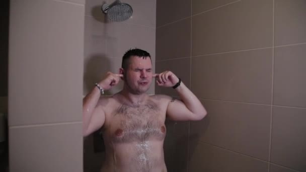 Wesoły zabawny człowiek myje w The prysznic. — Wideo stockowe