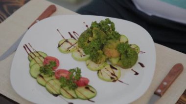 Salata ve mans elleri masada beyaz tabak.