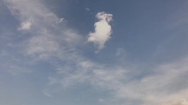 Bulutların güzel zaman atlamalı gün batımı kapalı.