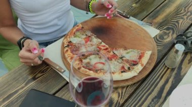 Bir kadın yemekleri pizzadan kızarmış tavuk kanatlarına değiştiriyor..