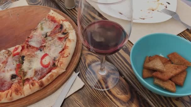Metade da pizza comida está na mesa. . — Vídeo de Stock