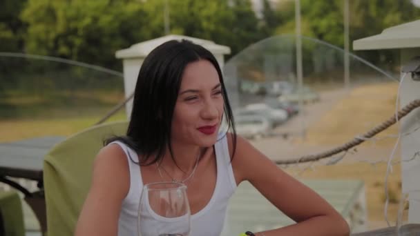 Belle femme assise à la table sur la terrasse du restaurant . — Video