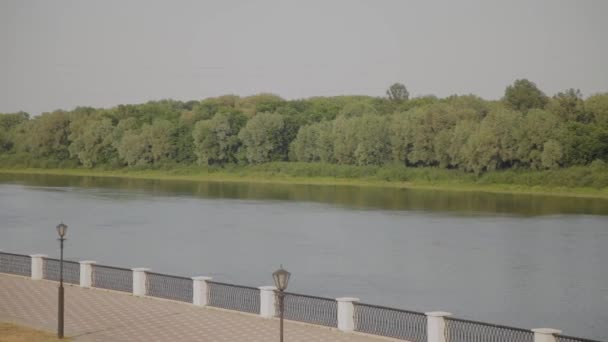 Prachtig uitzicht op de dijk aan de rivier. — Stockvideo