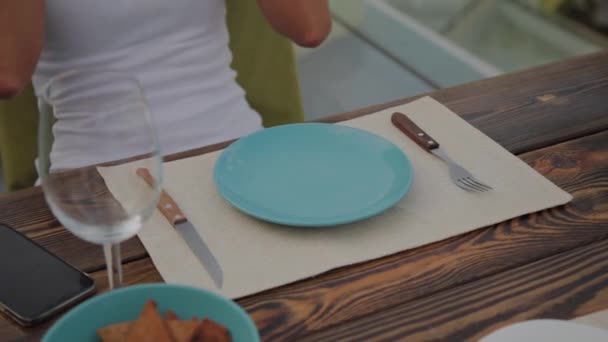 Menina bonita trouxe pizza em um restaurante . — Vídeo de Stock