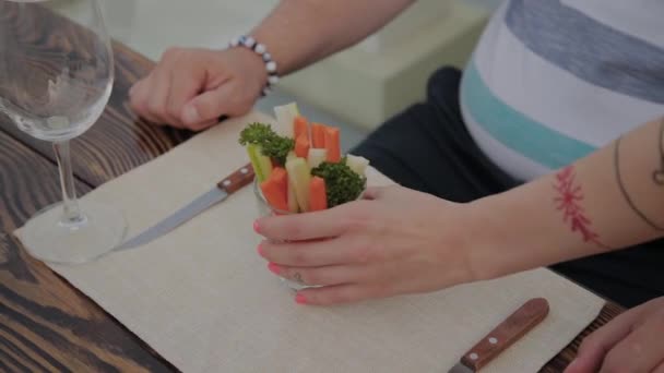 Un homme a apporté un verre de légumes au restaurant. Aliments sains . — Video