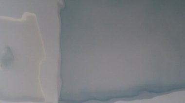 Neşeli komik adam havuzda yüzer. Havuzun dibinde aksiyon kamerası.