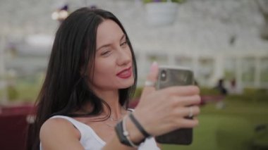 Restoranın verandada selfie çeken güzel kadın.