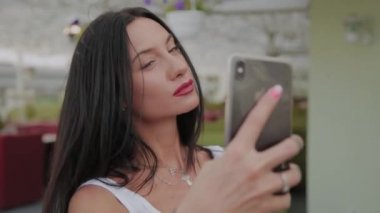 Restoranın verandada selfie çeken güzel kadın.