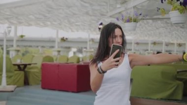 Restoranın verandada selfie çeken güzel kadın.