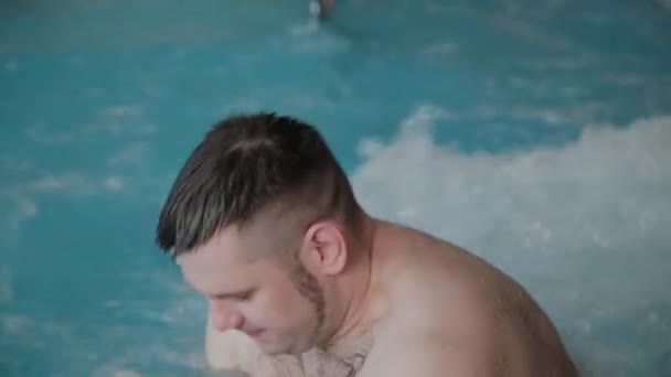 Alegre divertido hombre nadando en jacuzzi piscina . — Vídeo de stock